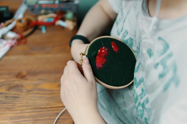 ręce haftujące igłą